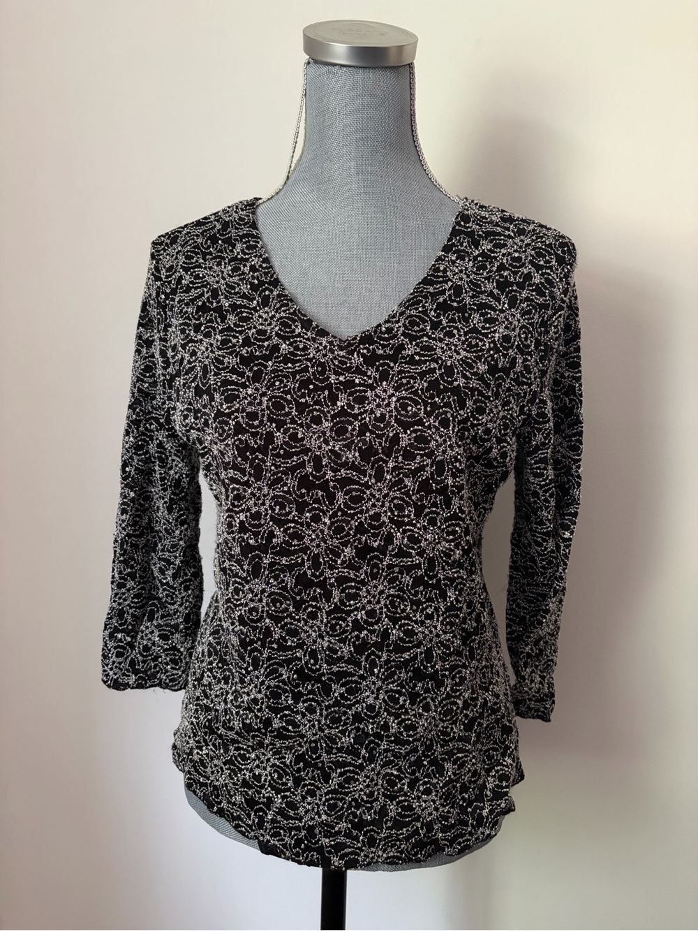 90s Vintage Black & White Floral V-Neck Lace Sparkle 3/4 Sleeve Top